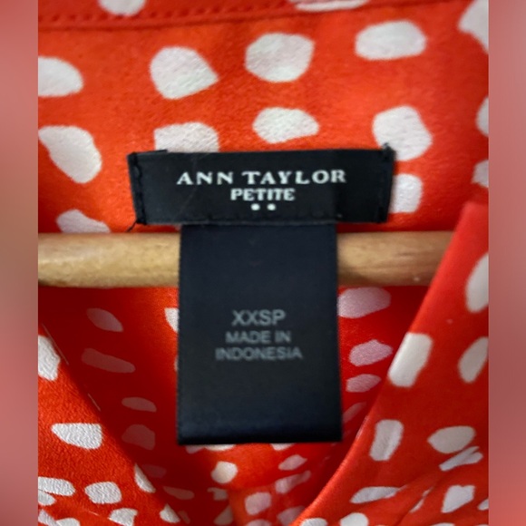 Ann Taylor Sleeveless, Lightweight, V-Neck Dress in Pink & White Pattern in XXSP - Picture 3 of 3